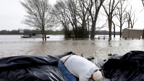 Voluntarios trabajan en Clarksville, inundada en primavera tras el desborde del río Mississippi.