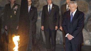 El secretario de Defensa de Estados Unidos, Chuck Hagel, visitó el Memorial del Holocausto, en Yad Vashem, en Jerusalén, ayer.