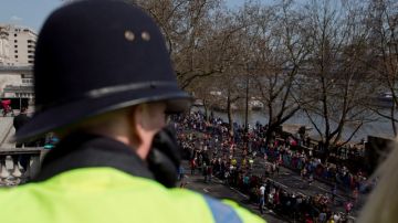 Un policía observa el paso de los maratonistas en  Londres, evento que no tuvo incidentes y estuvo muy animado por  los participantes.