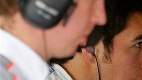 El piloto mexicano tocó a su compañero de escudería, lo que generó molestia dentro del equipo F1.