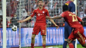 El delantero del Bayern Múnich, Thomas Mueller (izda), celebra el cuarto gol