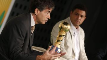 El viceministro de Deportes de Brasil, Luis Fernándes (i), y el exfutbolista brasileño Ronaldo, miembro del Consejo de Administración del Comité Organizador Local de la Copa Confederaciones Brasil 2013. EFE