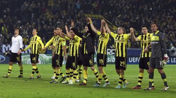 Los jugadores del Borussia Dortmund celebran con la afición la victoria sobre el Real Madrid durante el patido de Liga de Campeones, grupo D, que ambos equipos disputaron en Dortmund, Alemania, el pasado 24 de octubre. EFE/Archivo
