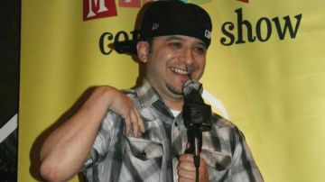 Joey Villagómez es uno de los comediantes latinos de Chicago.