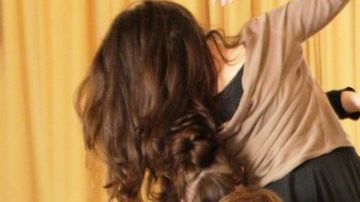 Los bailarines de la compañía Luna Negra caracterizan a los 30 mil desaparecidos y María parece resucitar en medio de los bailarines.