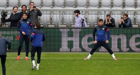 Lionel Messi (centro) realiza ejercicios de estiramiento con sus compañeros en Munich.