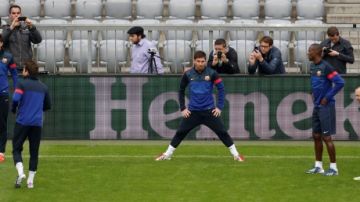 Lionel Messi (centro) realiza ejercicios de estiramiento con sus compañeros en Munich.