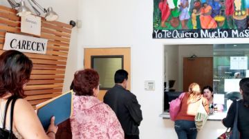 Salvadoreños hacen  fila desde muy temprano alrededor de las 9 a.m. en oficinas de CARECEN.
