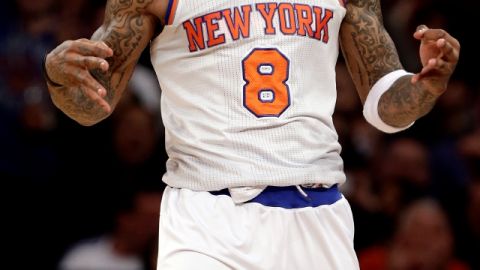 Los reflectores apuntan hacia J.R. Smith.