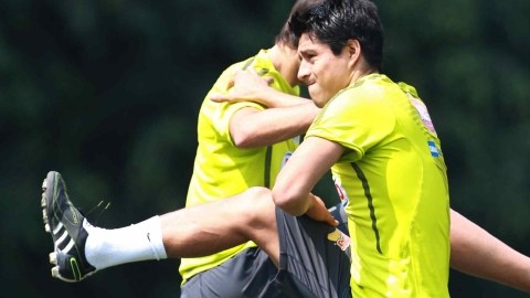El defensa Ricardo Osorio, quien se ejercita con José María Basanta, no quiere saber nada del Clásico ni de  los Tigres... por ahora.