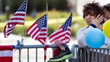 Una mujer limpia sus lágrimas en el homenaje de  ayer al recordar a las víctimas de los atentados en Boston, Massachusetts.