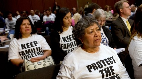 María Cruz, de Kansas (c), con miembros de Sunflower Community Action durante el debate legislativo de ayer en el Capitolio.