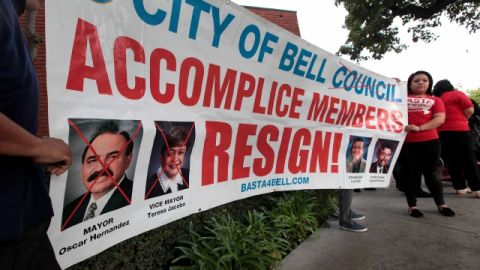 Activistas de BASTA participaron en una demostración en Bell frente al Ayuntamiento de la ciudad. Algunos de los miembros son incluso residentes de Bell.
