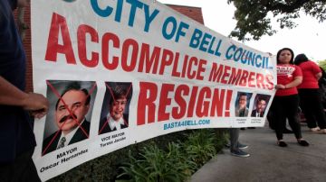 Activistas de BASTA participaron en una demostración en Bell frente al Ayuntamiento de la ciudad. Algunos de los miembros son incluso residentes de Bell.