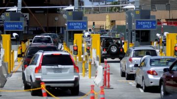 Autos esperan en sus carriles para ingresar a Estados Unidos, en la Garita de San Ysidro.