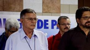 Pablo Catatumbo (centro), jefe del bloque oeste de las FARC, habla durante una rueda de prensa en La Habana, Cuba.