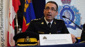 El superintendente en jefe de la Policía Montada Real de Canadá, Gaetan Chourchesne, habla en Tortonto (Canadá).