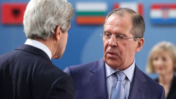 Sergey Lavrov, canciller ruso, recibe al secretario de Estado de EEUU, John Kerry (de espaldas)