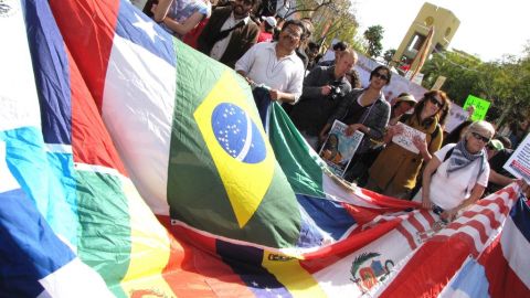 Banderas americanas unidas en marcha pro reforma migratoria en Oakland el 1 de mayo de 2012.