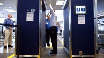 La propuesta para permitir navajas a bordo causó una oposición feroz entre los gremios de sobrecargos y policías federales. En la foto, un empleado de la TSA prueba el sistema de escáner en el aeropuerto Logan de Boston.