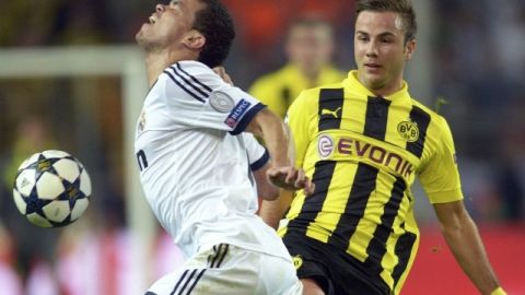 El defensa luso Pepe se queja de una falta de Mario Götze, del Borussia Dortmund