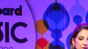 La reconocida cantante cubana Gloria Estefan habla junto a la directora ejecutiva de Contenido y Programación Latina de Billboard, Leila Cobo.