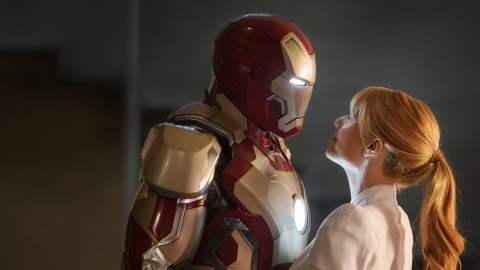 Gwyneth Paltrow abraza a Iron Man en 'Iron Man 3'.
