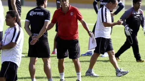 Tomás Boy se molestó en el entrenamiento de Atlas cuando se le informó sobre la lesión de Omar Bravo.