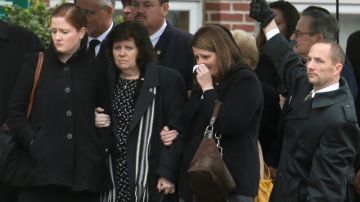 Dolientes acudieron ayer al servicio fúnebre del agente Sean Collier en la Iglesia San Patricio de Stoneham, Massachusetts; fue atacado a muerte en el Instituto Tecnológico MIT  tras los atentados.