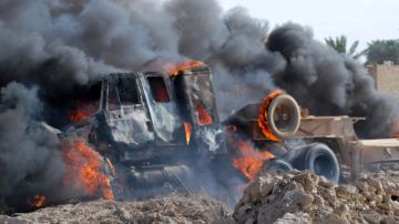 Un camión militar arde en llamas tras los ataques. Las tensiones sectarias se han intensificado  ante las  protestas suníes.