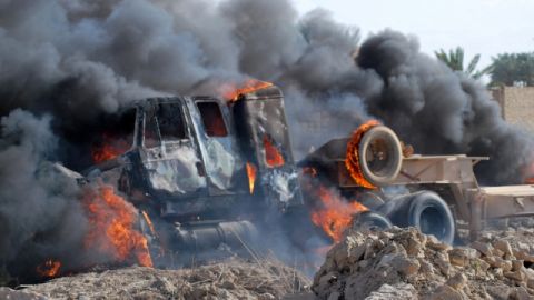 Un camión militar arde en llamas tras los ataques. Las tensiones sectarias se han intensificado ante las protestas suníes.