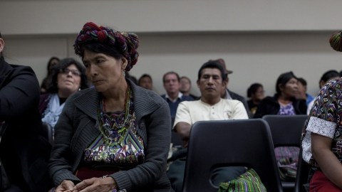 Tres mujeres indígenas de la etnia ixil, durante  una audiencia judicial contra  José Efraín Ríos Montt.