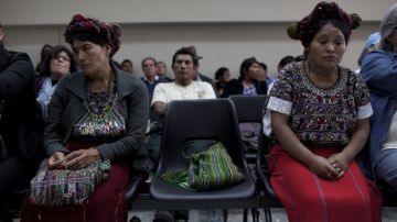 Tres mujeres indígenas de la etnia ixil, durante  una audiencia judicial contra  José Efraín Ríos Montt.
