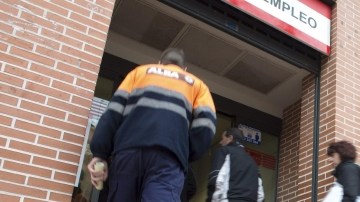 Un grupo de personas hace fila en una Oficina de Empleo situada en Alcalá de Henares, en Madrid, España.