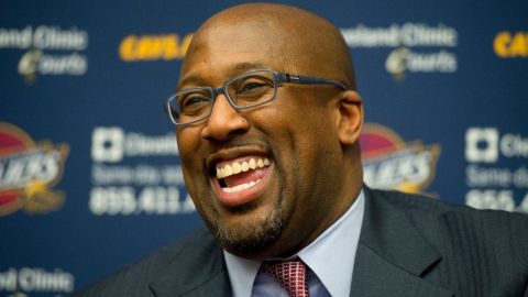 20 millones de dólares y cinco temporadas le endulzan el oído a Mike Brown.
