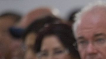 El gobierno de Maduro (centro) investigará a su excontrincante electoral.