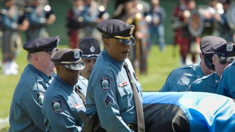 La policía de MIT traslada el ataúd con los restos de Sean Collier.
