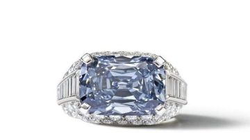 El Anillo Trombino con diamante azul se vendió por 9.4 millones de dólares en Londres