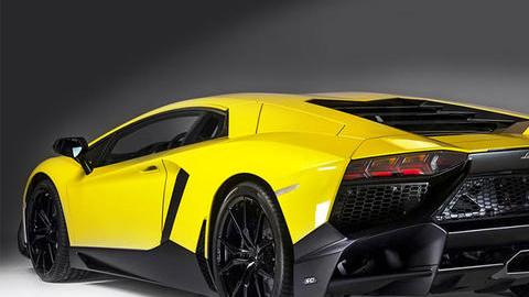 Lamborghini usa como base el "Aventador" pero marca diferencia en alerones, aleaciones en color negro y una velocidad tope de 220 mph