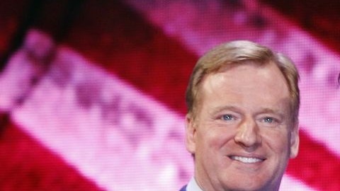 El comisionado Roger Goodell (I) anunciará a los seleccionados; aquí en 2012 con Robert Griffin III seleccionado en segundo sitio.