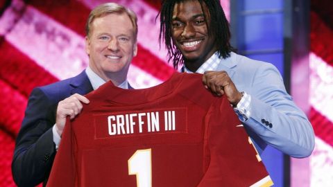 El comisionado Roger Goodell (I) anunciará a los seleccionados; aquí en 2012 con Robert Griffin III seleccionado en segundo sitio.