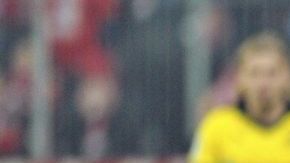 Una foto de archivo muestra a jugadores del Bayern Munich y el Borussia Dortmund, peleando el balón en un juego de la Bundesliga.