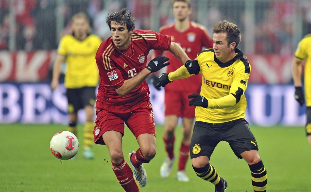 Una foto de archivo muestra a jugadores del Bayern Munich y el Borussia Dortmund, peleando el balón en un juego de la Bundesliga.