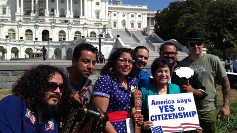 Los integrantes de la banda mexicana de música alternativa en español La Santa Cecilia.