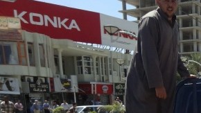 Un grupo de iraquíes transporta en camioneta el cuerpo de uno de los manifestantes caídos en enfrentamientos con el Ejército  en Kirkuk,  Irak, ayer.