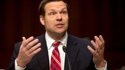 El abogado y creador de leyes anti inmigrante y anti voto de minorías Kris Kobach, ahora regañado y multado por un tribunal por "declaraciones engañosas ante la corte"
