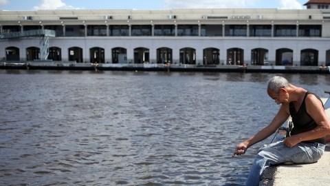Un anciano pesca en la Avenida del Puerto, en La Habana, Cuba, en un área que será restaurada como parte de un proyecto para reanimar la zona y potenciar su uso recreativo, social y turístico.