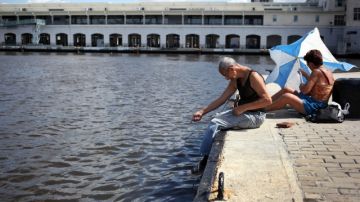 Un anciano pesca en la Avenida del Puerto, en La Habana, Cuba, en un área que será restaurada como parte de un proyecto para reanimar la zona y potenciar su uso recreativo, social y turístico.