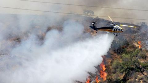 Bomberos luchan por apagar un incendio cerca de Monrovia, al noreste de Los Ángeles, que provocó la evacuación de cerca de 200 hogares, el pasado 20 de abril.