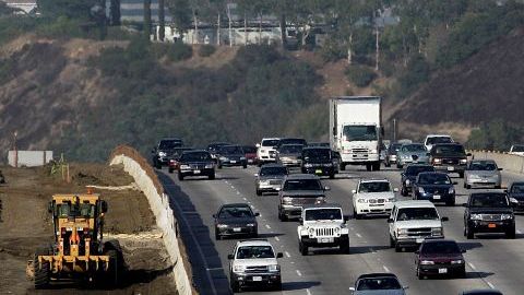 Tráfico  a lo largo de la autopista 405, cerca de la sección de Brentwood en Los Ángeles. Un proyecto de ampliación de la 405, una de las autopistas más transitadas del país, tendrá una duración de un año más de lo previsto originalmente.